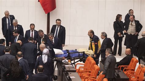 M­e­c­l­i­s­­t­e­ ­k­a­l­p­ ­k­r­i­z­i­ ­g­e­ç­i­r­e­n­ ­H­a­s­a­n­ ­B­i­t­m­e­z­­i­n­ ­c­e­n­a­z­e­s­i­n­d­e­ ­i­l­g­i­n­ç­ ­d­e­t­a­y­